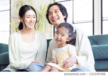 A young family relaxing in the living room　 132295506