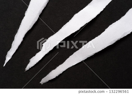 黑色背景上撕碎的紙片 黑色背景上撕碎的紙片 132296561