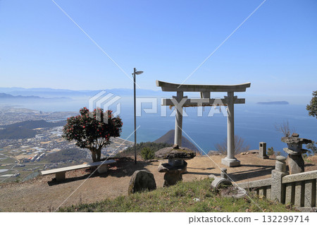 從高屋神社本殿眺望天空鳥居、觀音寺市以及漂浮在火內灘的沙丁魚幹島伊吹島 從高屋神社本殿眺望天空鳥居、觀音寺市以及漂浮在火內灘的沙丁魚幹島伊吹島 132299714