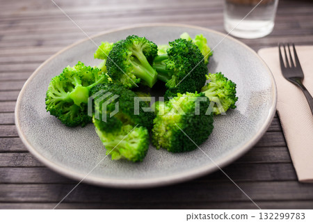 diet food. steamed broccoli on plate 132299783