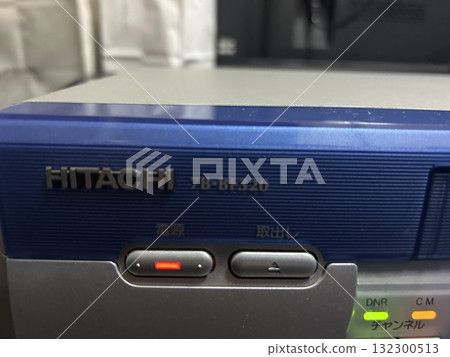 一列火車在高速公路上通過彎道 132300513