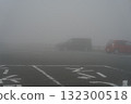 霧中停在停車場的汽車的輪廓 132300518