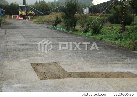 Pipe construction by cutting road 132300559