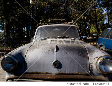 Old broken rusty car Old broken rusty car 132300581