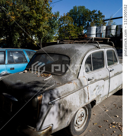 Rusty car back view Rusty car back view 132300582