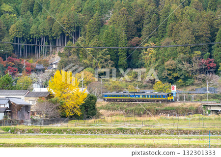 兵庫縣佐用郡佐用町,深秋時節途經平福,開往鳥取站的智頭特快超級因幡7號2號 兵庫縣佐用郡佐用町,深秋時節途經平福,開往鳥取站的智頭特快超級因幡7號2號 132301333