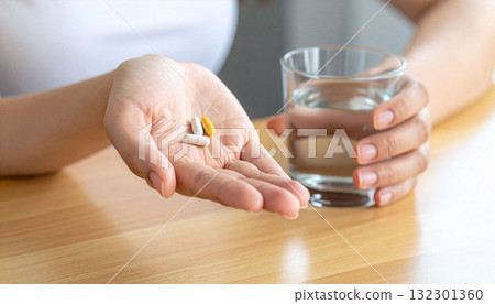 女人的手在木桌上吃藥 女人的手在木桌上吃藥 132301360