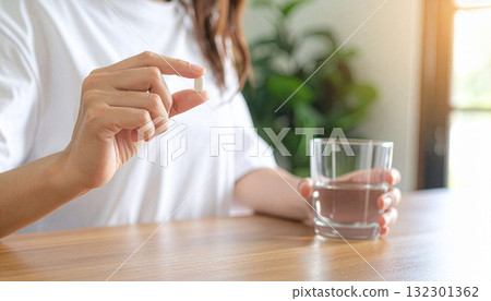 一位女士手拿藥的特寫鏡頭 一位女士手拿藥的特寫鏡頭 132301362