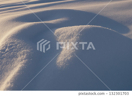 新雪閃閃發光的表面 新雪閃閃發光的表面 132301703