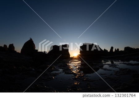 Dawn at Hashigui Rocks, Wakayama Prefecture 132301764