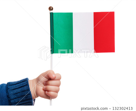 孩子的手拿著一面小義大利國旗。 132302413