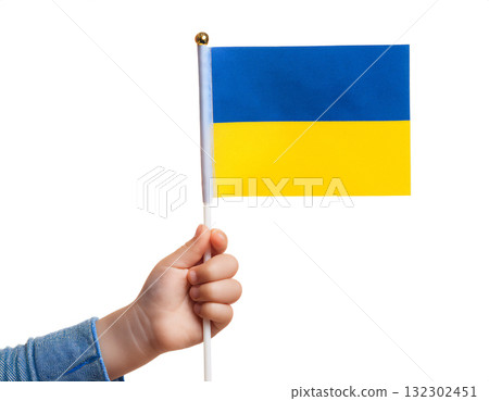 孩子的手拿著一面小烏克蘭國旗。 132302451