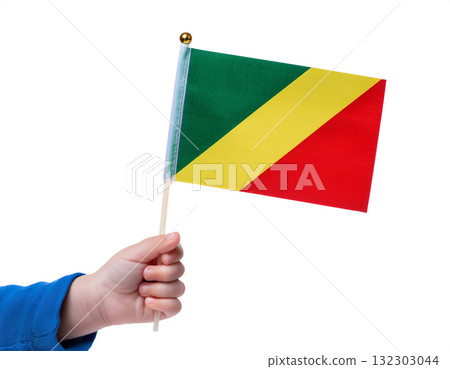 孩子的手拿著一面剛果共和國的小國旗。 132303044