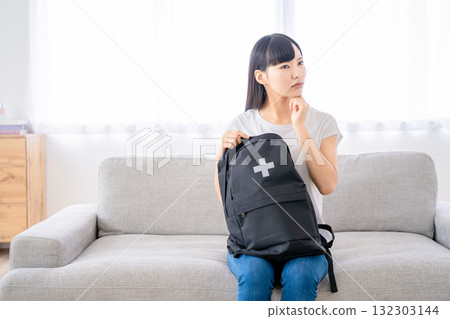 背著防災背包的年輕女子 132303144