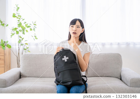 背著防災背包的年輕女子 132303146