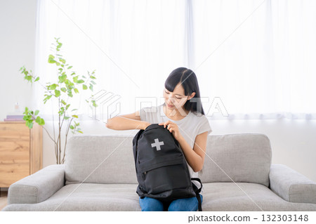 背著防災背包的年輕女子 132303148