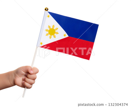 孩子的手拿著一面小菲律賓國旗。 132304374