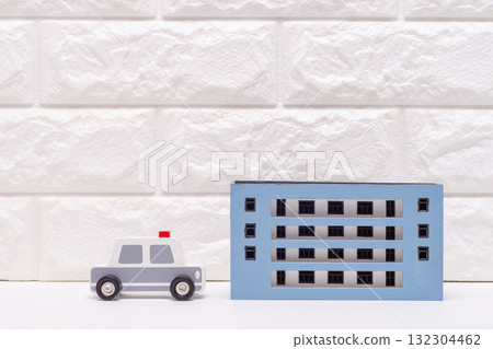 警車衝向公寓 132304462