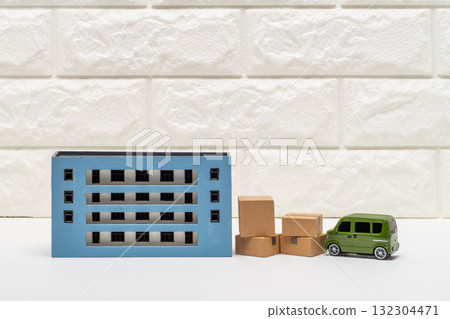 Image of a parcel delivered to an apartment 132304471