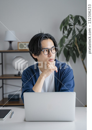 男電腦遠距工作遠距辦公線上學習居家 132306253