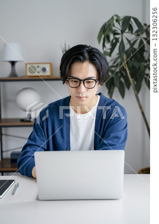 男電腦遠距工作遠距辦公線上學習居家 男電腦遠距工作遠距辦公線上學習居家 132306256