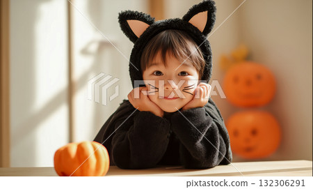 萬聖節期間，穿著黑貓服裝的微笑兒童在室內 132306291