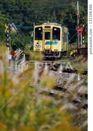 平成築豐鐵道400系「菜花號」列車到達薄日站 132306366