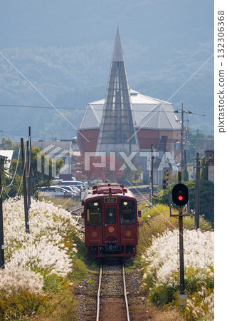 平成築豐鐵道「CotoCoto列車」從以尖頂為特徵的犀川站出發。 132306368