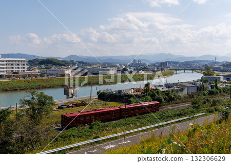 平成築豐鐵道的「Cotokoto列車」沿著英彥山川眺望英彥山 平成築豐鐵道的「Cotokoto列車」沿著英彥山川眺望英彥山 132306629