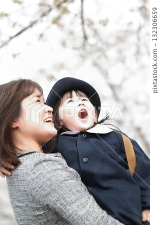 櫻花和幼兒園入學典禮上的一名 3 歲女孩和她的母親 132306659