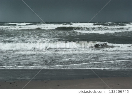 風大浪急的海面在冬天 132306745