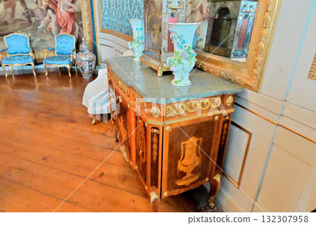 中式房間有一個可拉出的櫃子,可以變成一張床。 中式房間有一個可拉出的櫃子,可以變成一張床。 132307958