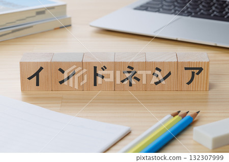 桌上有一塊寫著「印尼」字樣的木板 132307999