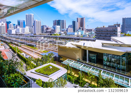 日本東京城市景觀，可欣賞新幹線、山手線（內部和外部）以及芝浦島角塔等高層公寓大樓的景色 132309619