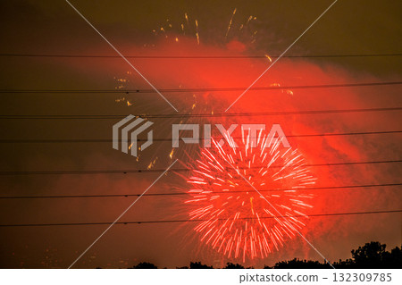 日本東京城市景觀，2025年玉川煙火大會。第47屆世田谷區玉川煙火大會的會場一側，背景是新宿的東京都政府大樓。 132309785