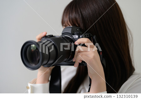 一個女人帶著照相機 132310139