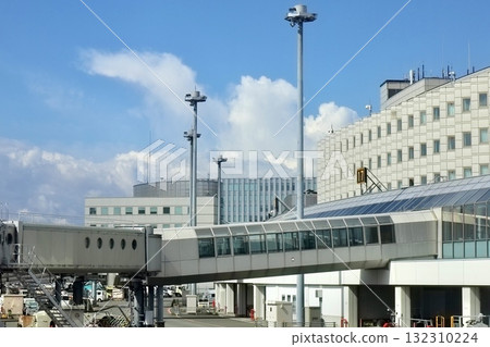Airport boarding bridge 132310224