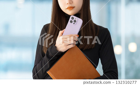 手持智慧型手機和活頁夾的女性/女商人 手持智慧型手機和活頁夾的女性/女商人 132310277