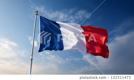 藍天下飄揚的法國國旗 藍天下飄揚的法國國旗 132311473
