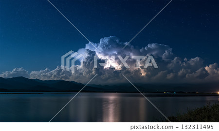 夜間閃電照亮的積雨雲和湖面倒影 132311495