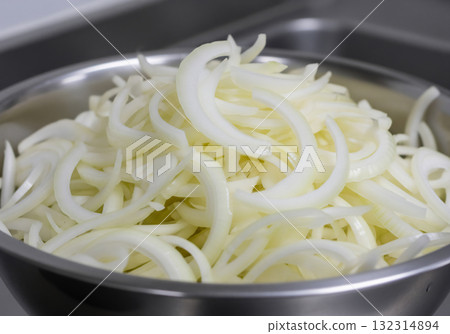 新鮮、切成薄片的洋蔥：烹飪的絕佳食材 132314894