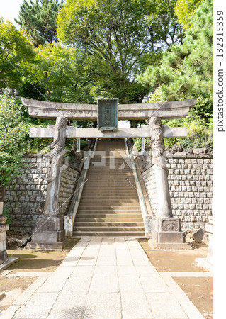 品川神社的雙龍鳥居（東京品川區/十月） 132315359
