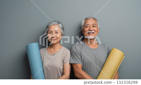 一對活潑的老年夫婦拿著瑜珈墊的健康生活方式肖像“生成式人工智慧” 132316299
