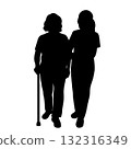 照顧老年婦女的護理人員的剪影插圖 132316349