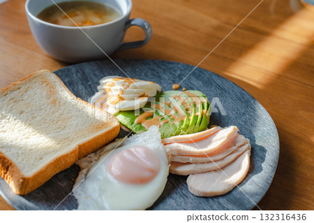 西式早餐，包括酪梨、馬蘇里拉起司和煎蛋 132316436