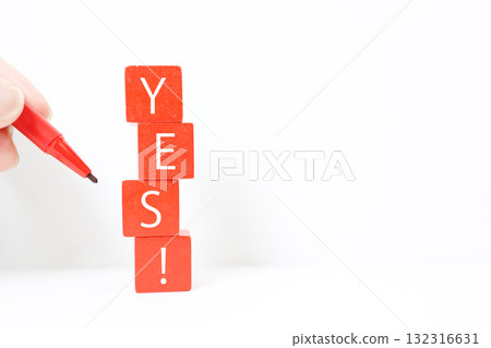 用紅塊寫的“YES”一詞。白色背景和複製空間。 用紅塊寫的“YES”一詞。白色背景和複製空間。 132316631