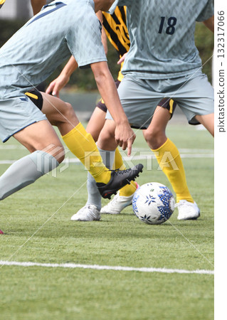 運球的足球運動員 132317066