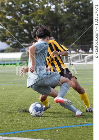 運球的足球運動員 132317071