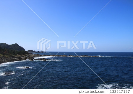 [Fukui Prefecture] The beautiful scenery of the Echizen Coast with its rugged columnar joints and the Sea of Japan 132317157