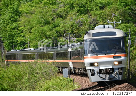 KIHA 85系飛驒特快列車經過坂本彎道 132317274